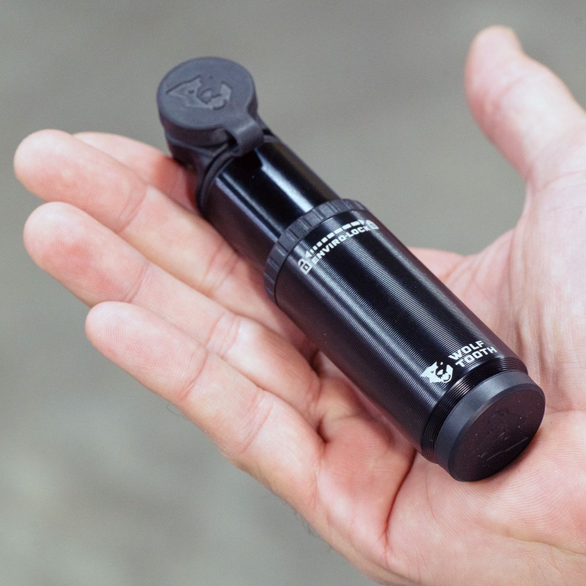 WOLF TOOTH ENCASE PUMP 30CC WITH TUBELESS TYRE PLUG TOOL