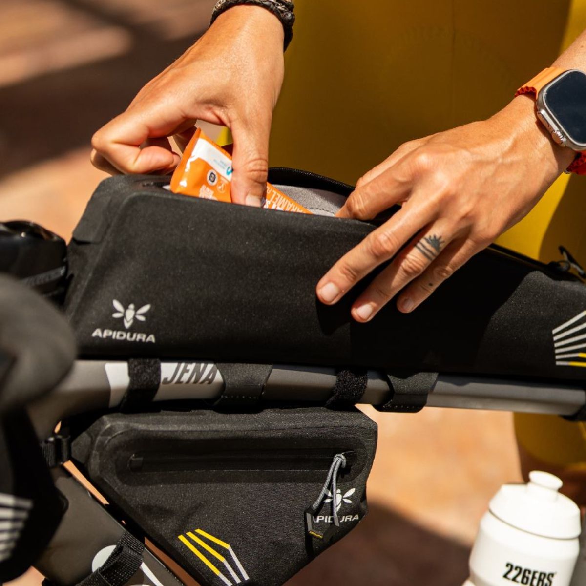 APIDURA - RACING LONG TOP TUBE PACK 2L