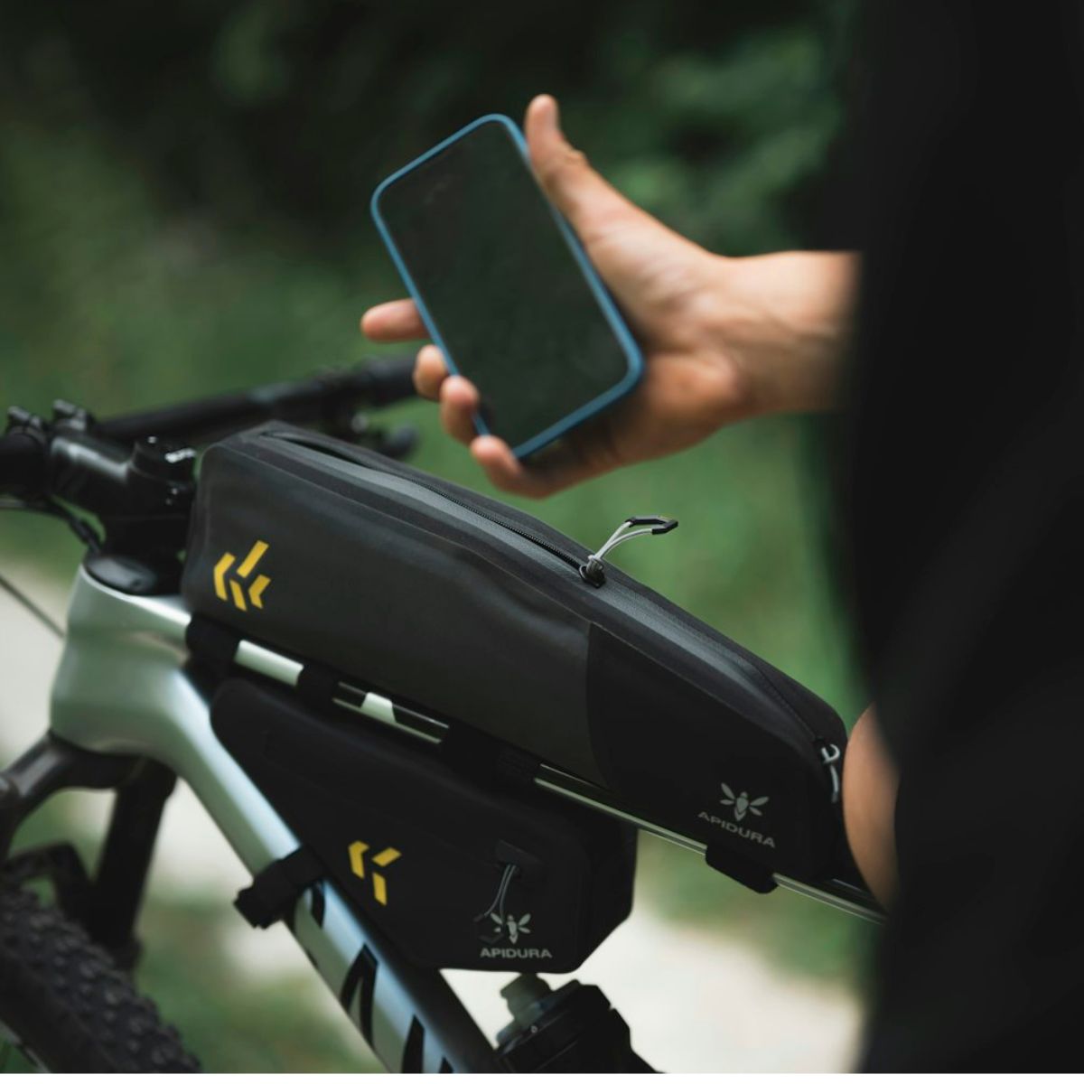 APIDURA - BACKCOUNTRY LONG TOP TUBE PACK 1.8L