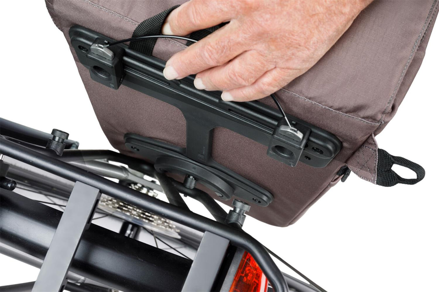 18429 Basil Move commuter bicycle bag MIK studs br