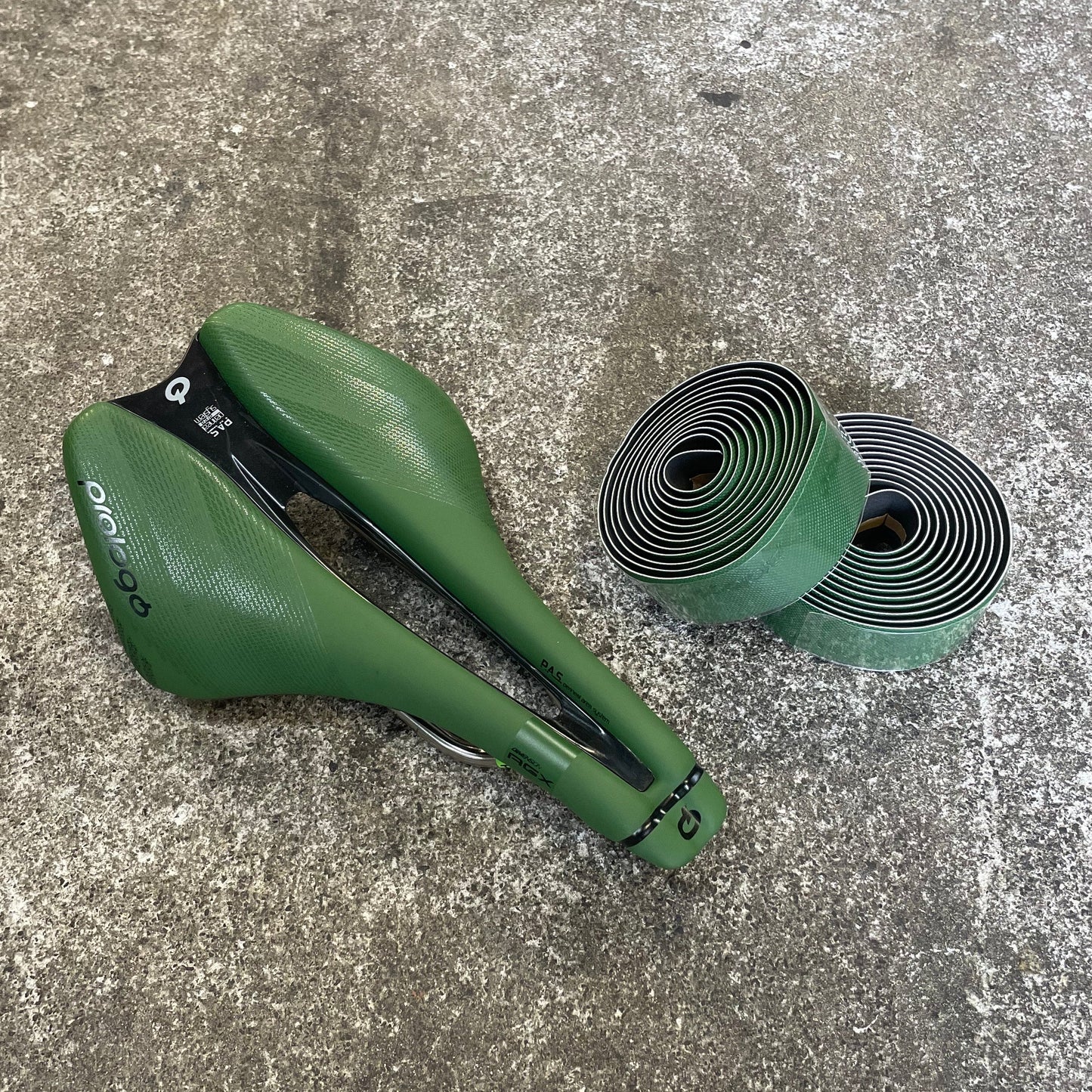 Prologo Dimension AGX, Tirox saddle and bartape from Cannondale.