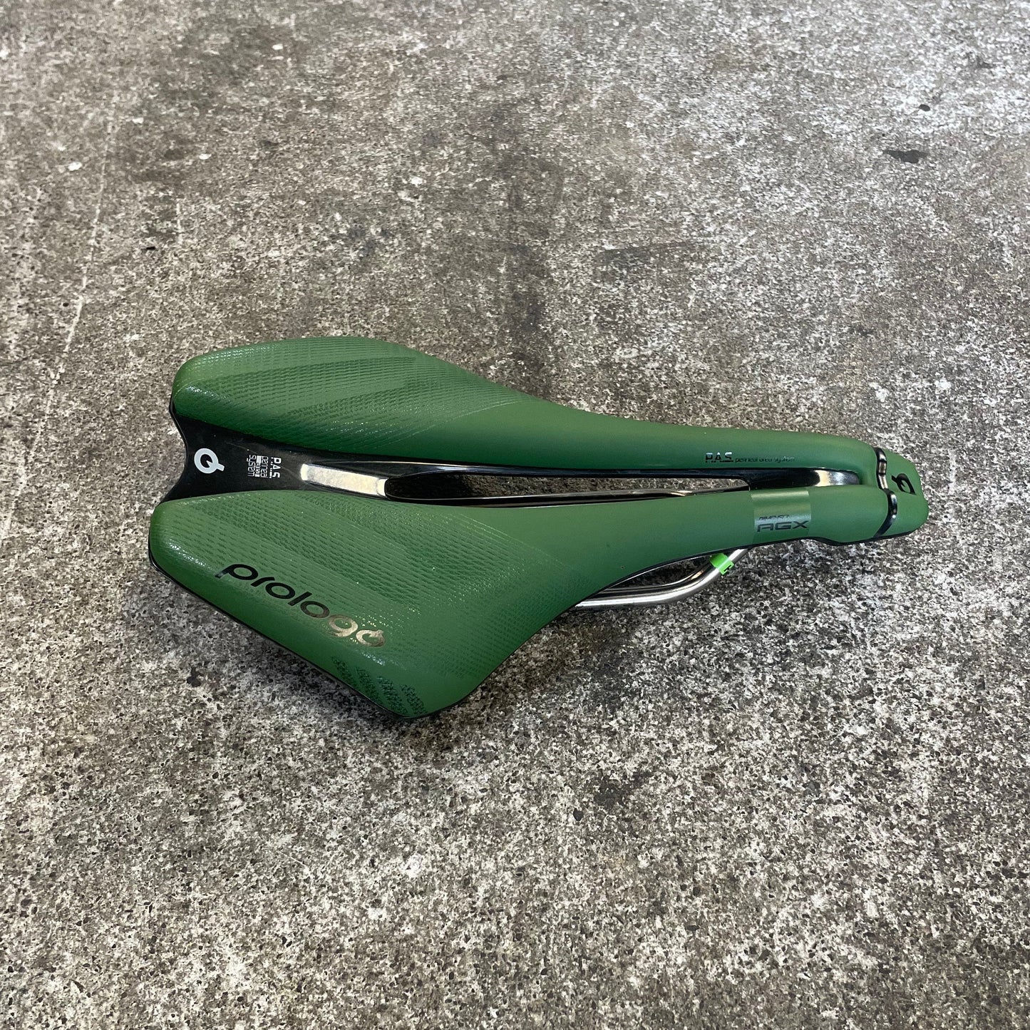 Prologo Dimension AGX, Tirox saddle and bartape from Cannondale.